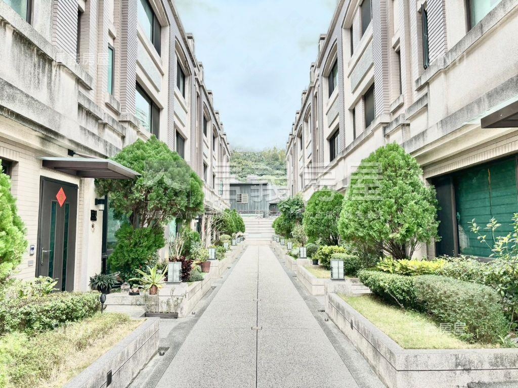 Ａ北屯輕屋齡六米面寬別墅房屋室內格局與周邊環境
