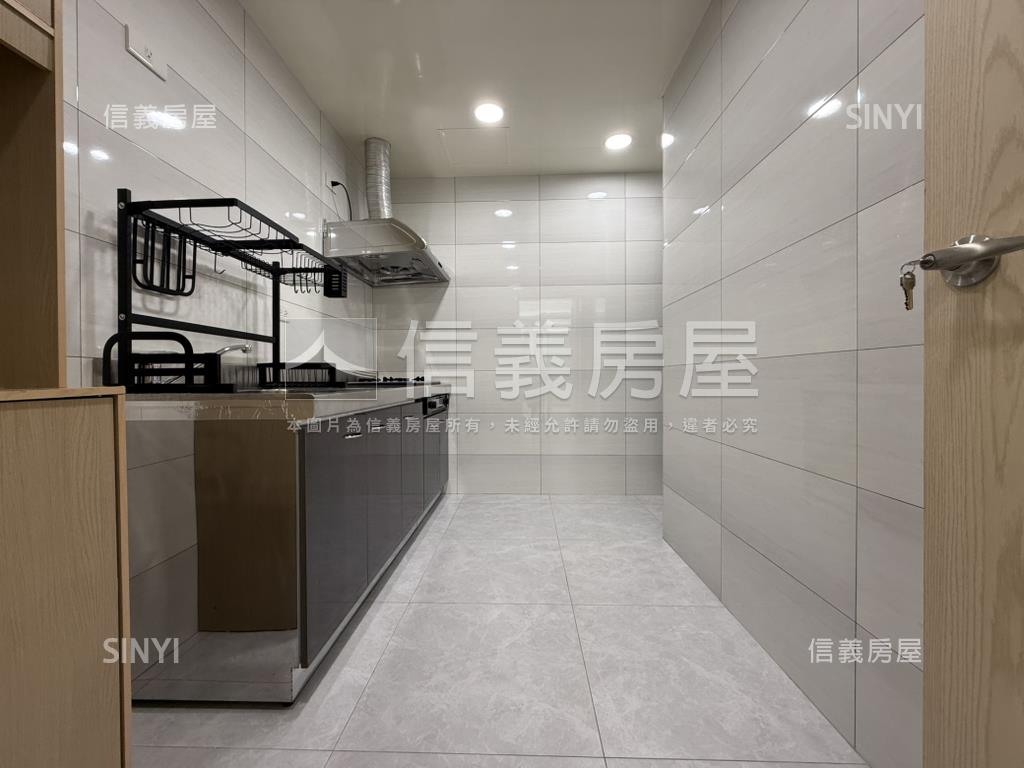 三面採光雙衛開窗美妝三樓房屋室內格局與周邊環境