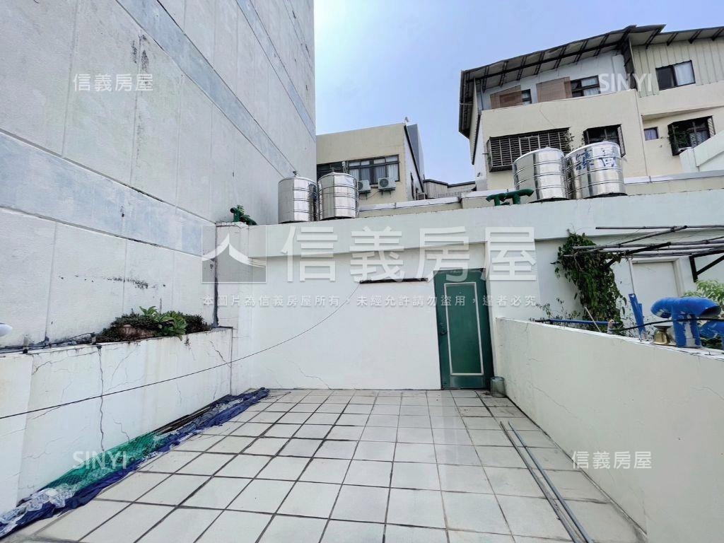 正對市場商業透天店面讚房屋室內格局與周邊環境