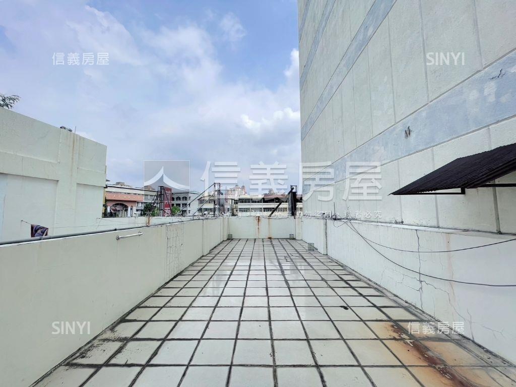 正對市場商業透天店面讚房屋室內格局與周邊環境