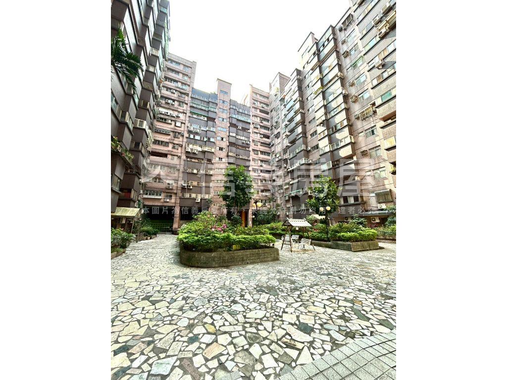 中正公園旁大３房平面車位房屋室內格局與周邊環境