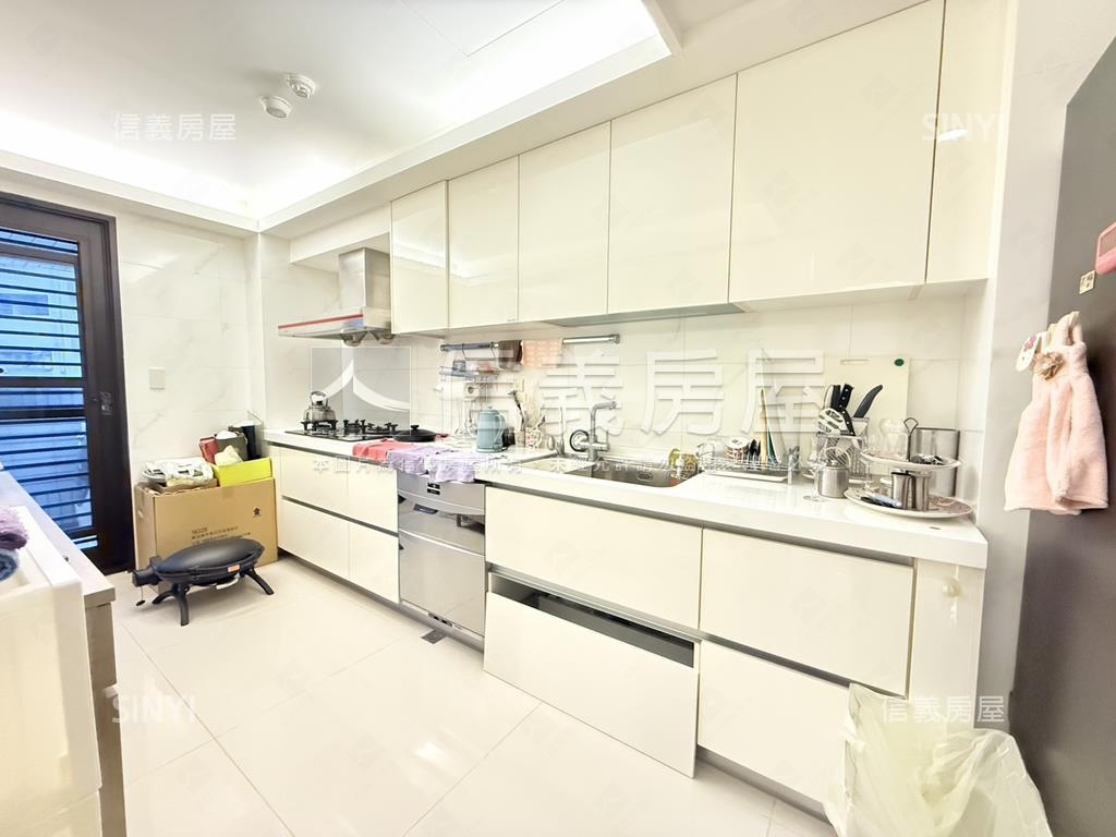 國賓山莊四房車位房屋室內格局與周邊環境