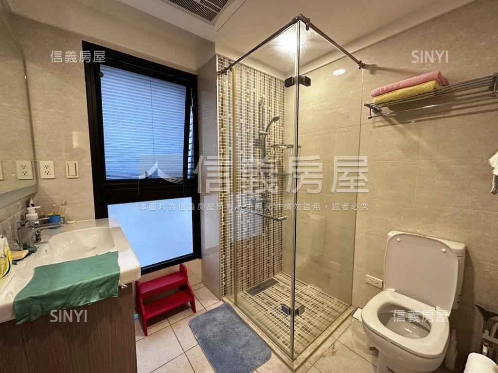 國賓山莊四房車位房屋室內格局與周邊環境