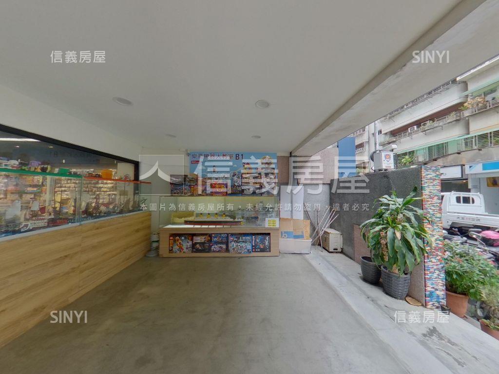 東區大面寬旗艦金店房屋室內格局與周邊環境