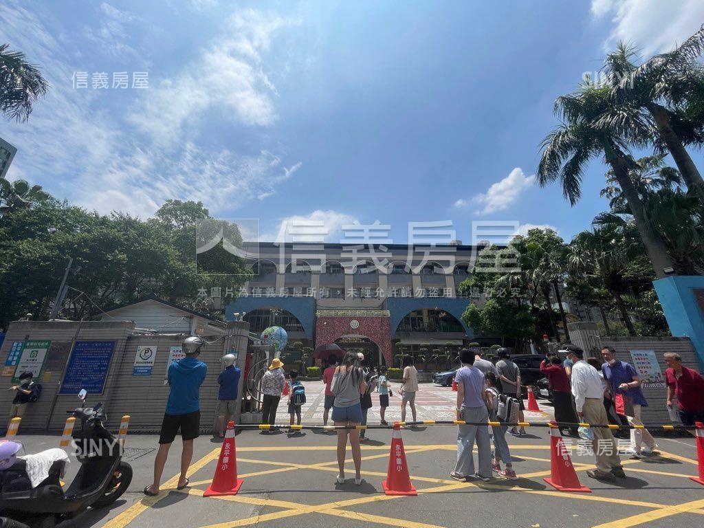 捷運百貨公園學區標格頂加房屋室內格局與周邊環境