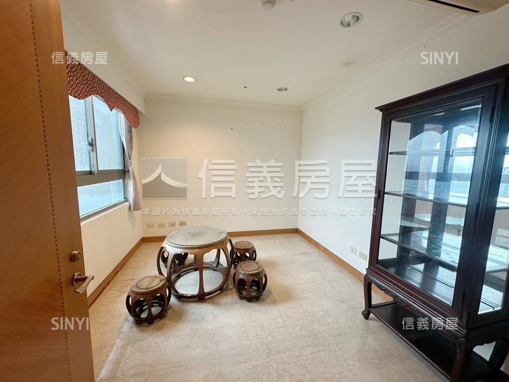 萬馬麗池四房車位房屋室內格局與周邊環境