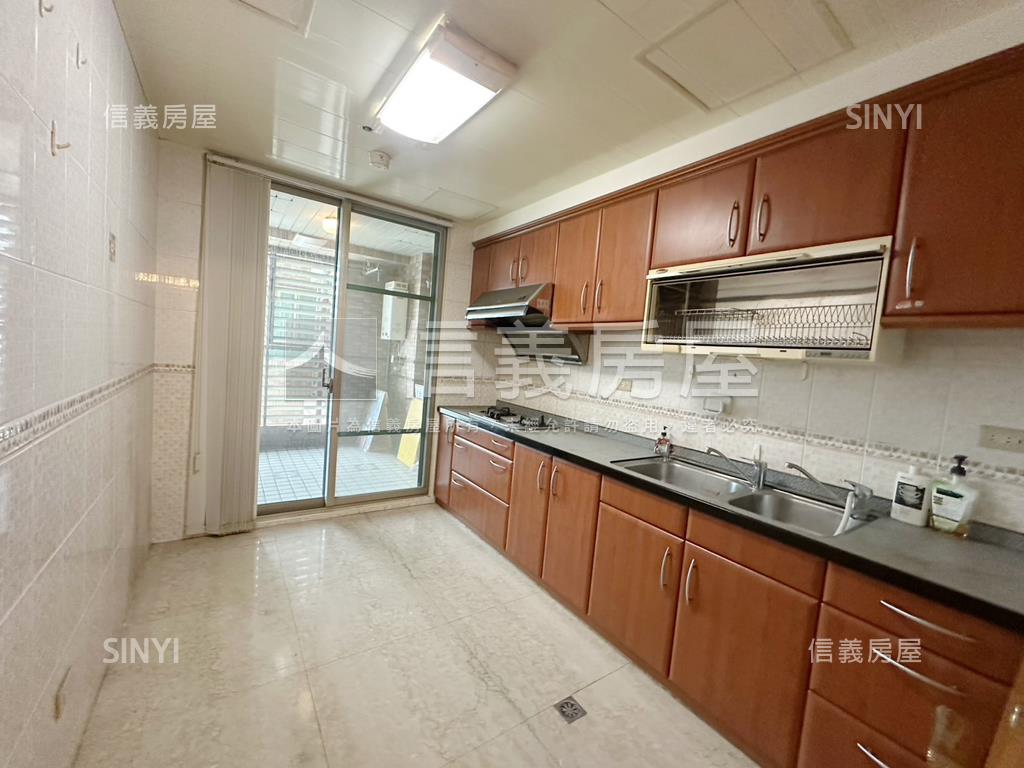 萬馬麗池四房車位房屋室內格局與周邊環境