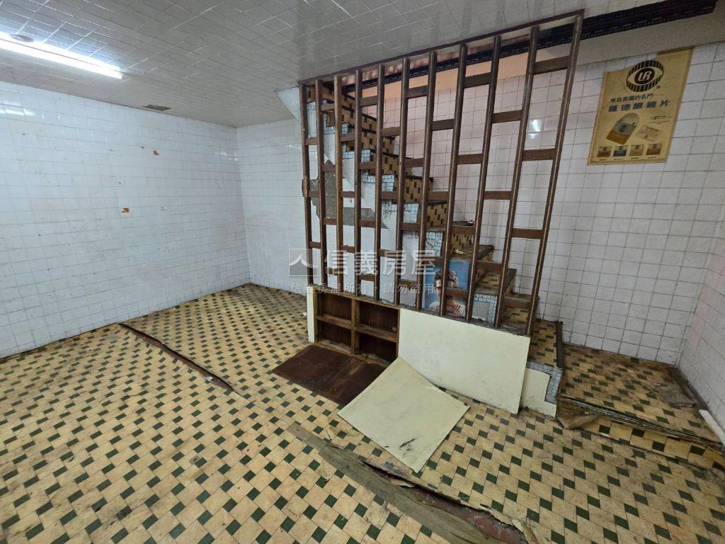 近美術館人潮車流黃金透店房屋室內格局與周邊環境
