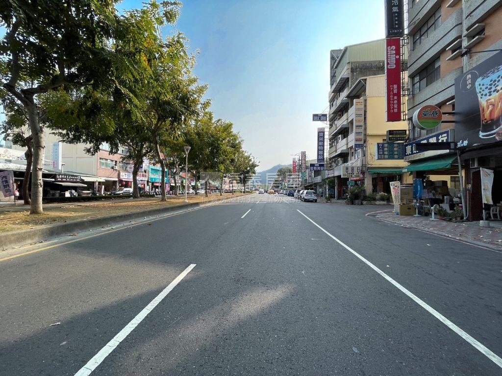 近美術館人潮車流黃金透店房屋室內格局與周邊環境