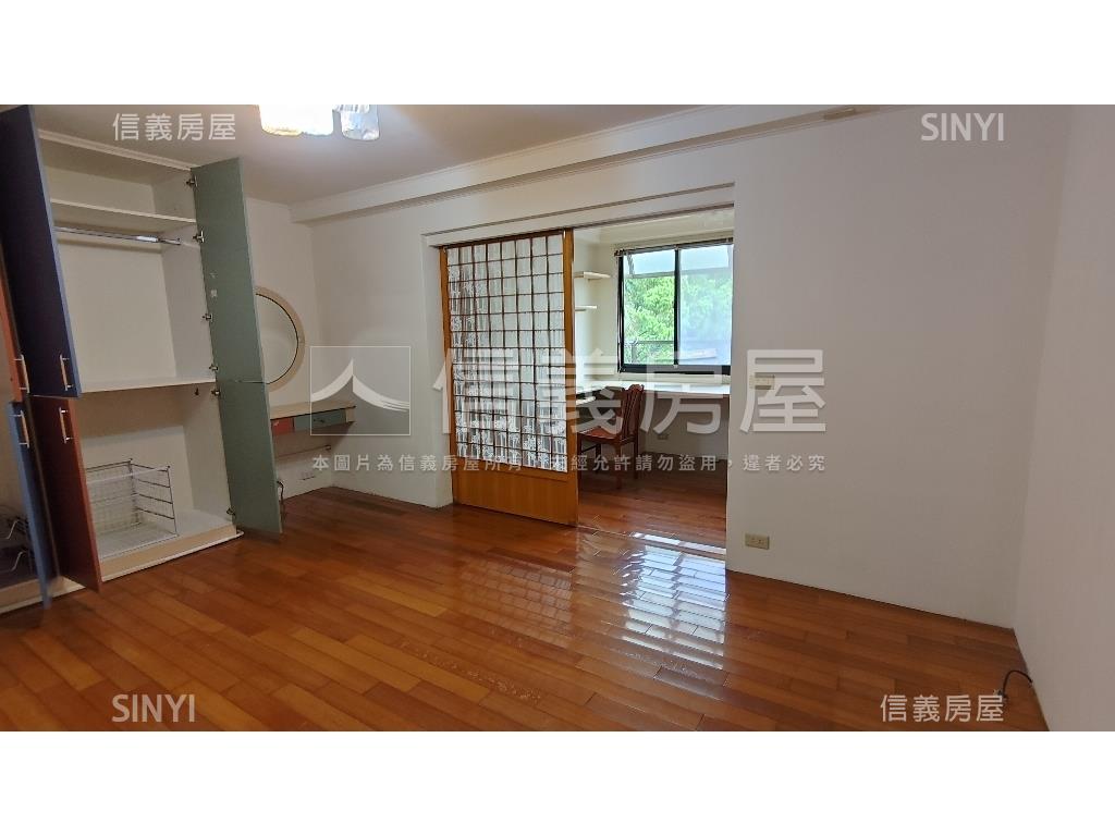 台北小城獨棟邊間大店面房屋室內格局與周邊環境