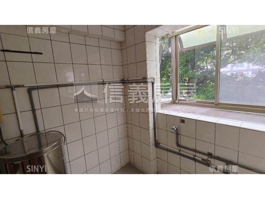 台北小城獨棟邊間大店面房屋室內格局與周邊環境