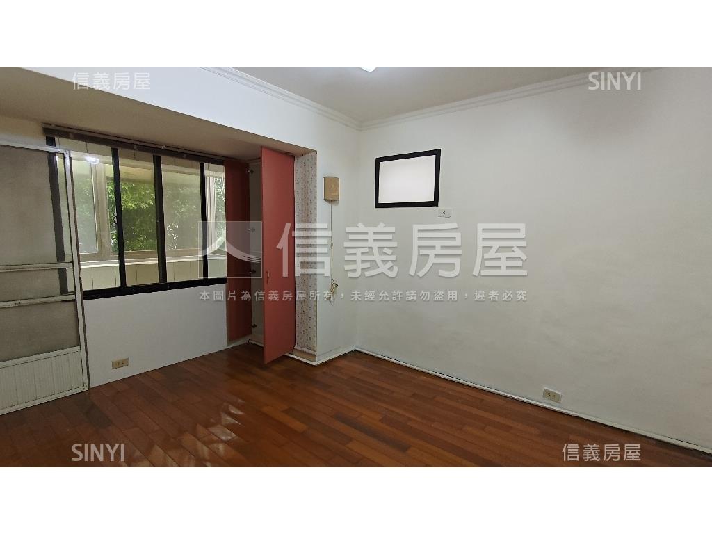 台北小城獨棟邊間大店面房屋室內格局與周邊環境