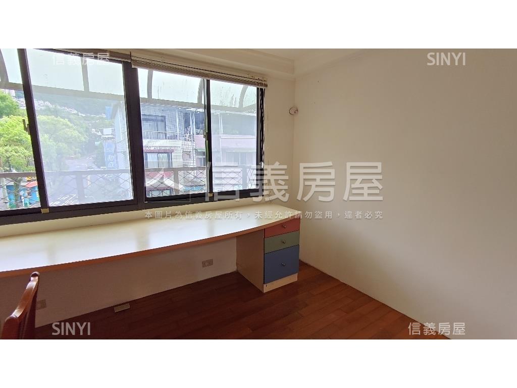 台北小城獨棟邊間大店面房屋室內格局與周邊環境