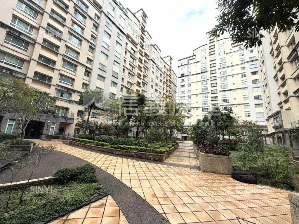 發現紐約四房車位房屋室內格局與周邊環境