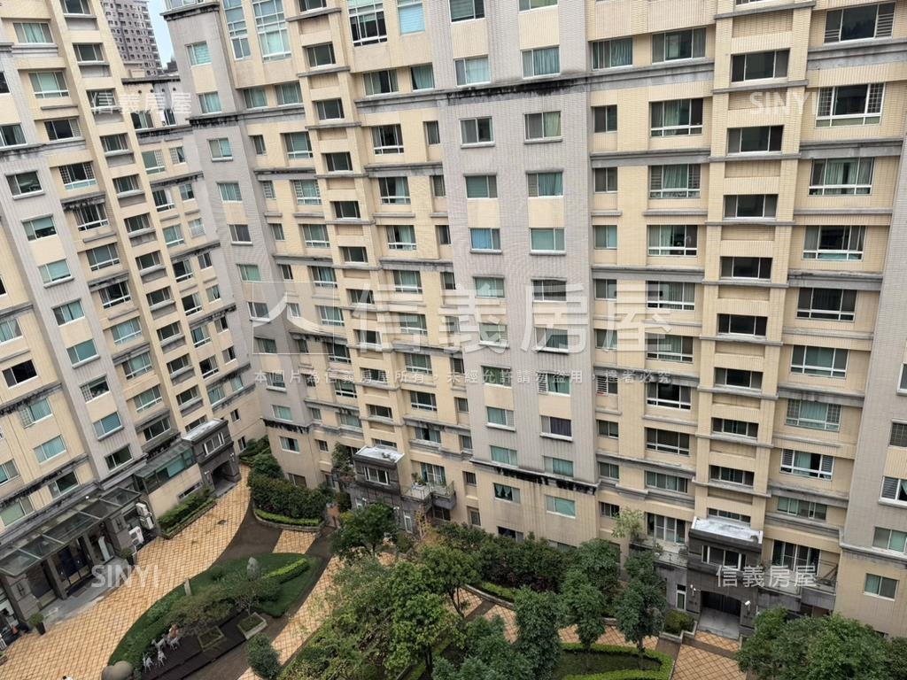 發現紐約四房車位房屋室內格局與周邊環境