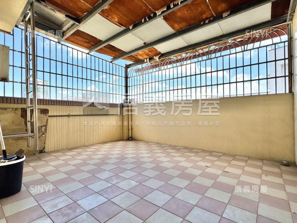 仁武大面寬車墅透天房屋室內格局與周邊環境