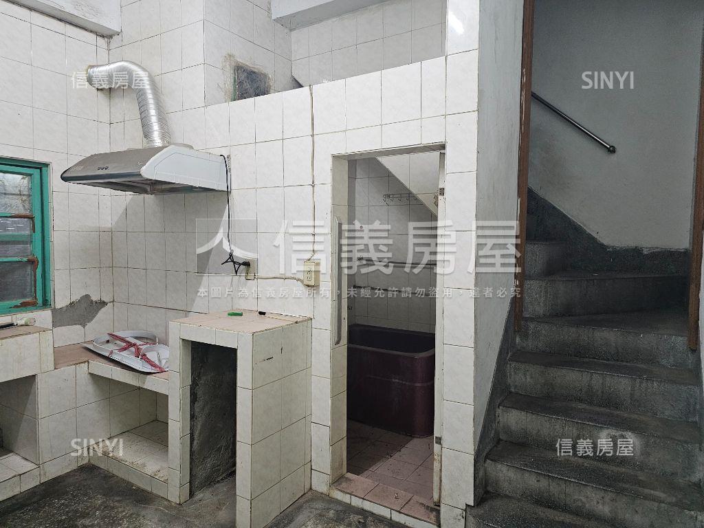 忠孝路透天房屋室內格局與周邊環境