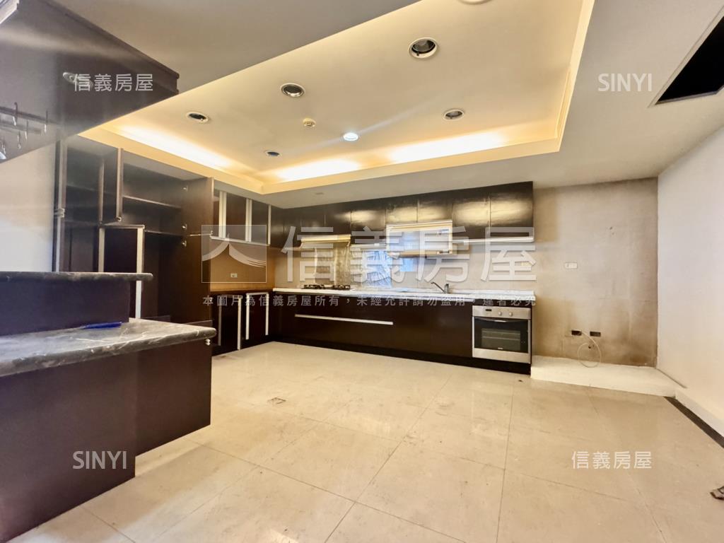 東區大坪數四房車位房屋室內格局與周邊環境