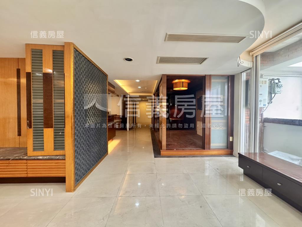 東區大坪數四房車位房屋室內格局與周邊環境