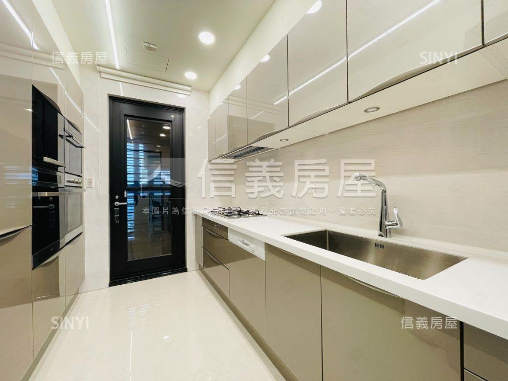 富宇世界之匯三房雙平車！房屋室內格局與周邊環境
