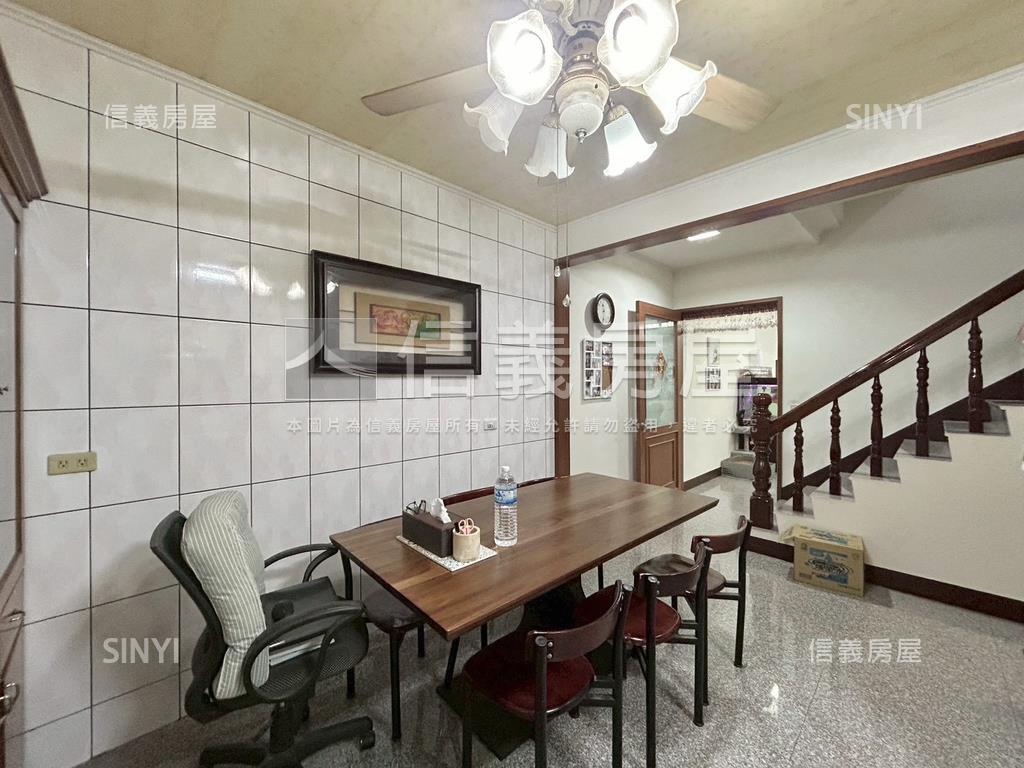 專任竹北大面寬車庫透天房屋室內格局與周邊環境