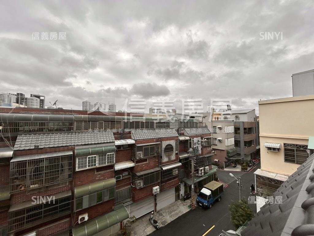 專任竹北大面寬車庫透天房屋室內格局與周邊環境