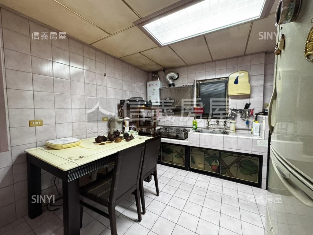 四維市場邊間黃金店面房屋室內格局與周邊環境