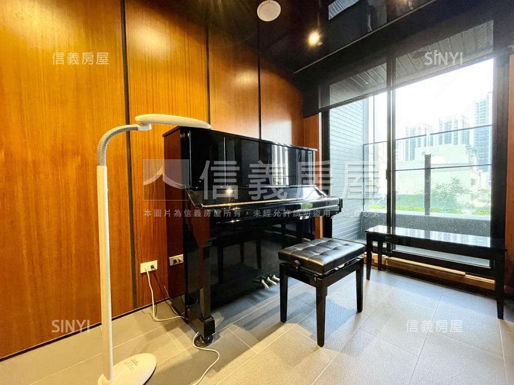 稀有國賓大悅次頂２＋１房房屋室內格局與周邊環境