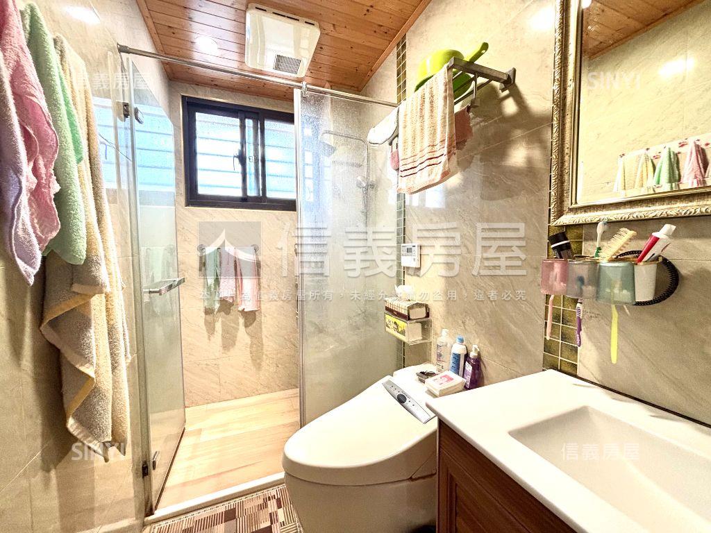 楠梓面寬雙車透天房屋室內格局與周邊環境