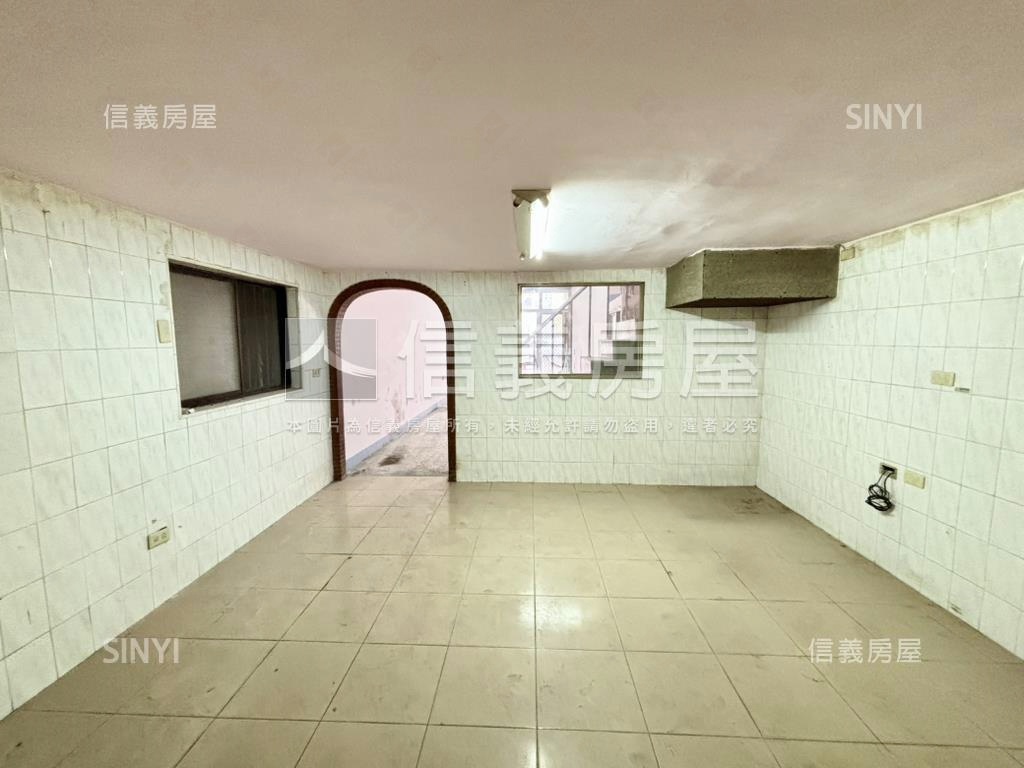 近美麗島一樓店面房屋室內格局與周邊環境