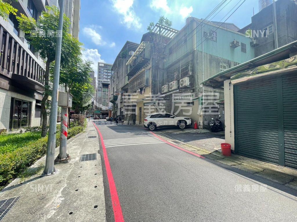 運動時代社區住戶坡機車位房屋室內格局與周邊環境