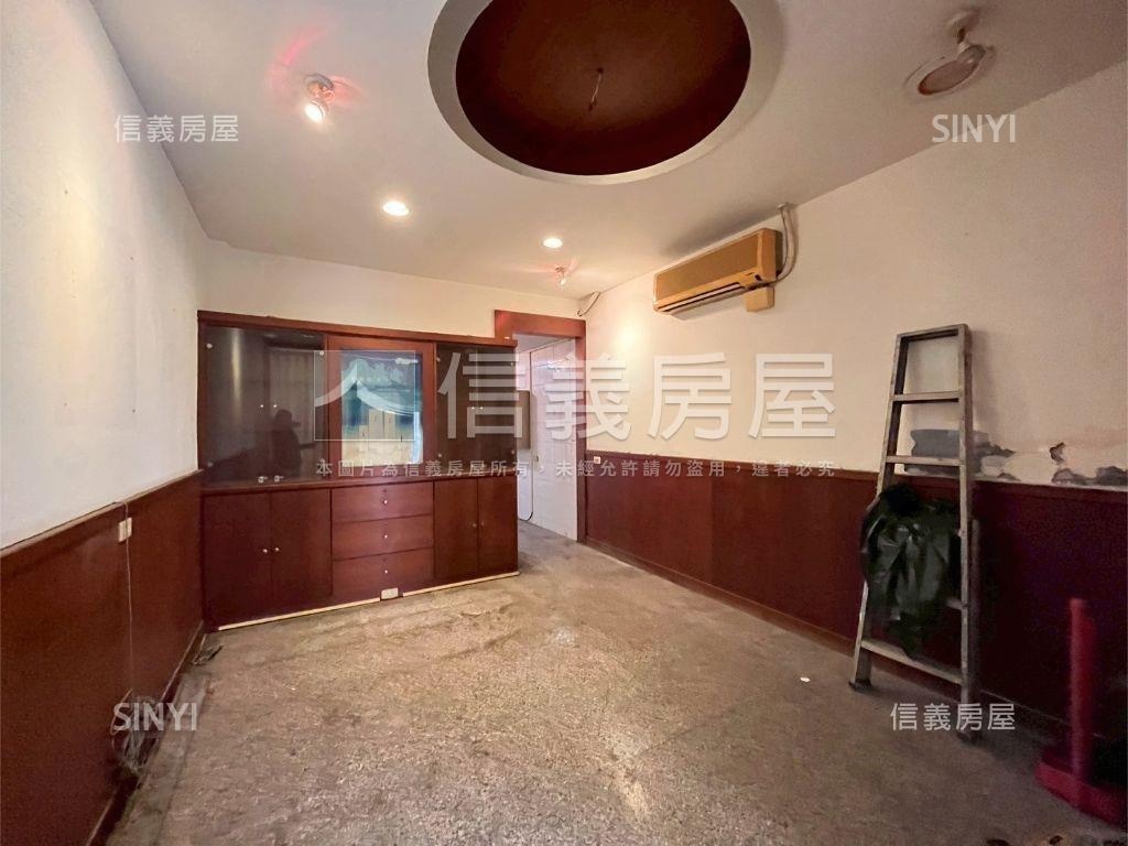 近鳳山體育館透天房屋室內格局與周邊環境