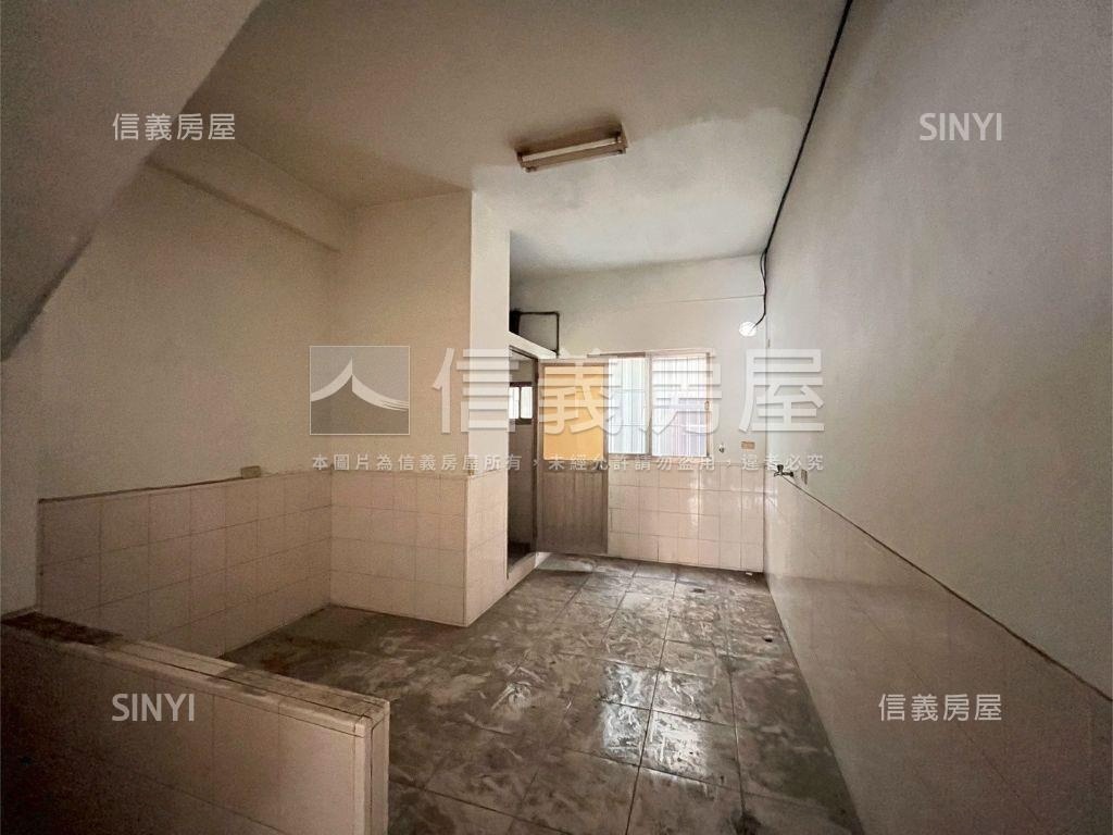 近鳳山體育館透天房屋室內格局與周邊環境