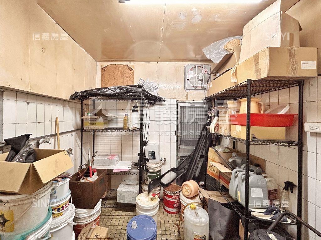 中誠邊間大空間店面房屋室內格局與周邊環境