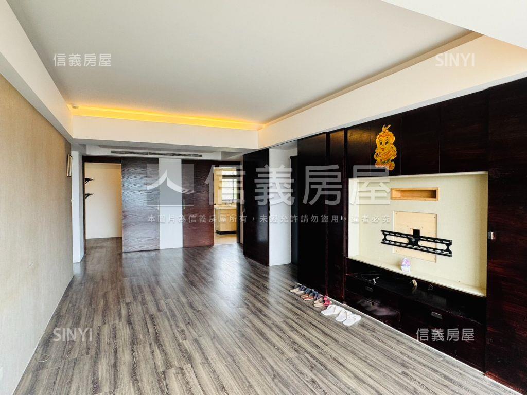 國宅高樓景觀電梯三房房屋室內格局與周邊環境