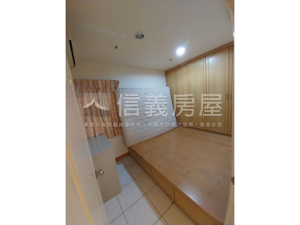 摩登高樓層三房房屋室內格局與周邊環境