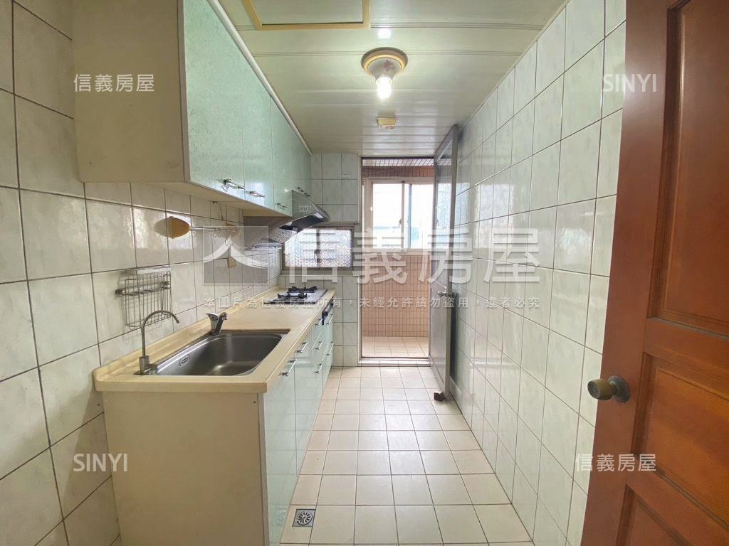 薪市鎮學區捷運邊間３房房屋室內格局與周邊環境