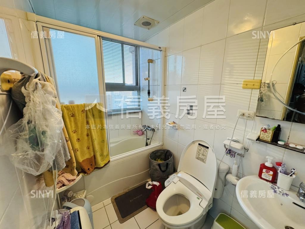 阿曼區稀有三房車位出售房屋室內格局與周邊環境