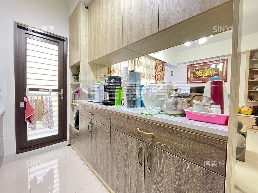 桂林商圈屋齡６年質感別墅房屋室內格局與周邊環境
