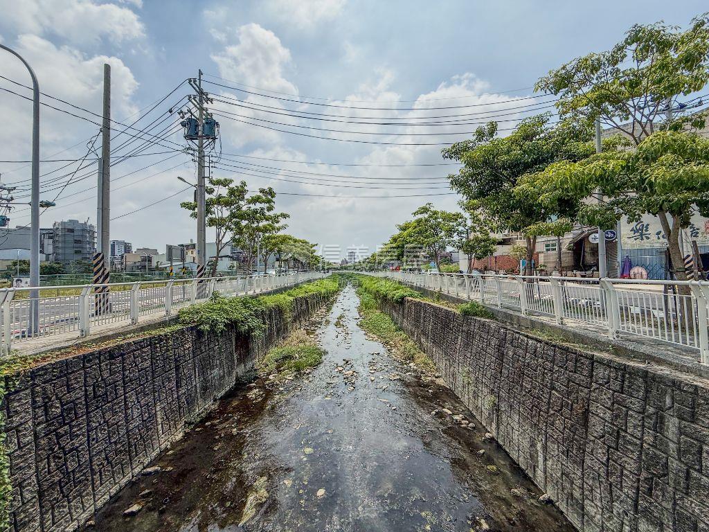 百坪土地金店面房屋室內格局與周邊環境