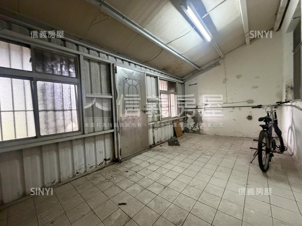 近交流道有後院透天房屋室內格局與周邊環境