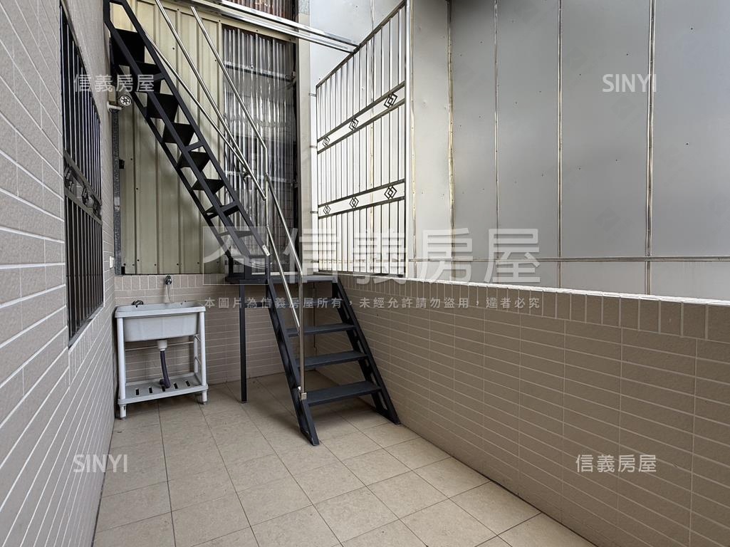 南台橫路面寬翻新透天房屋室內格局與周邊環境