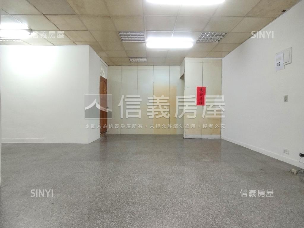 ＬＢ１２捷運黃金一樓房屋室內格局與周邊環境