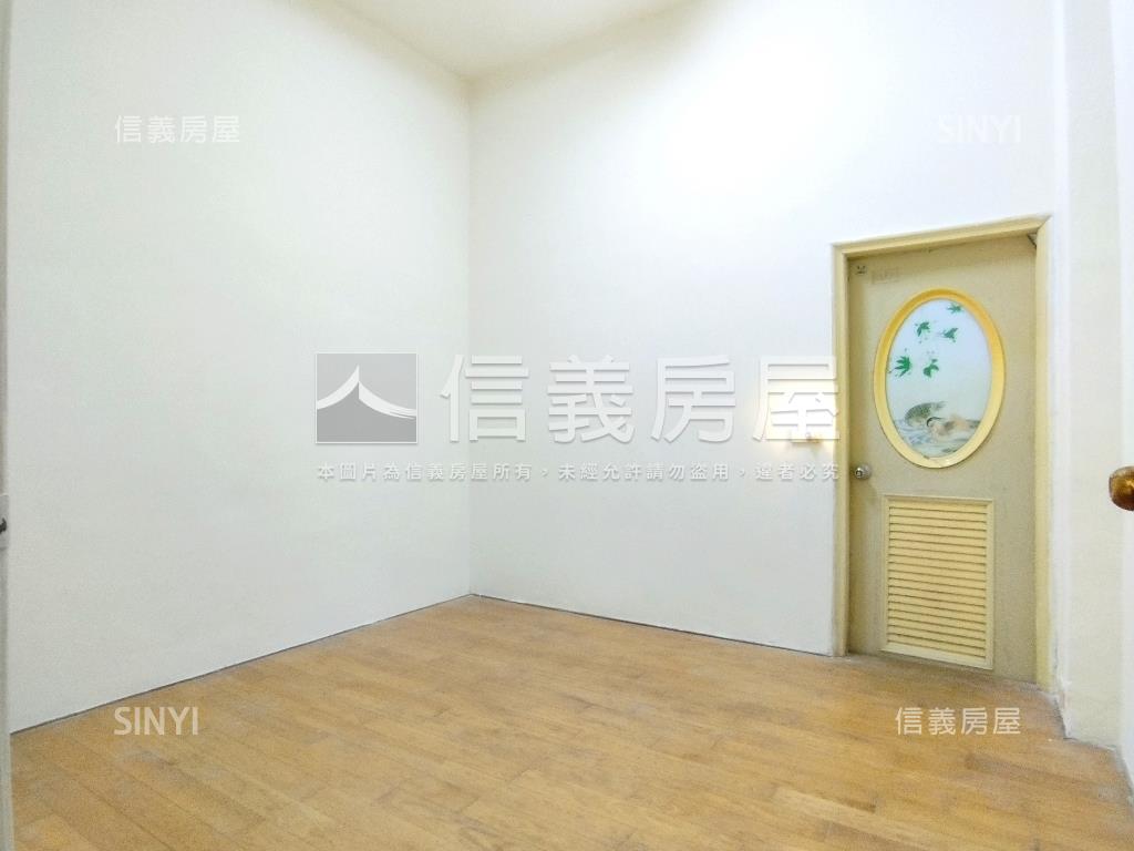 ＬＢ１２捷運黃金一樓房屋室內格局與周邊環境