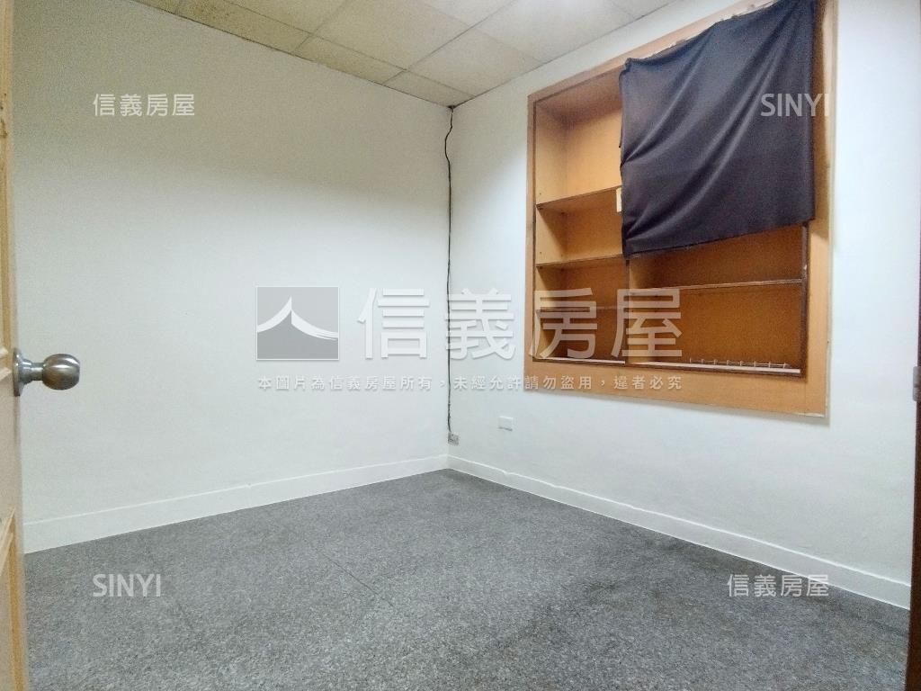 ＬＢ１２捷運黃金一樓房屋室內格局與周邊環境