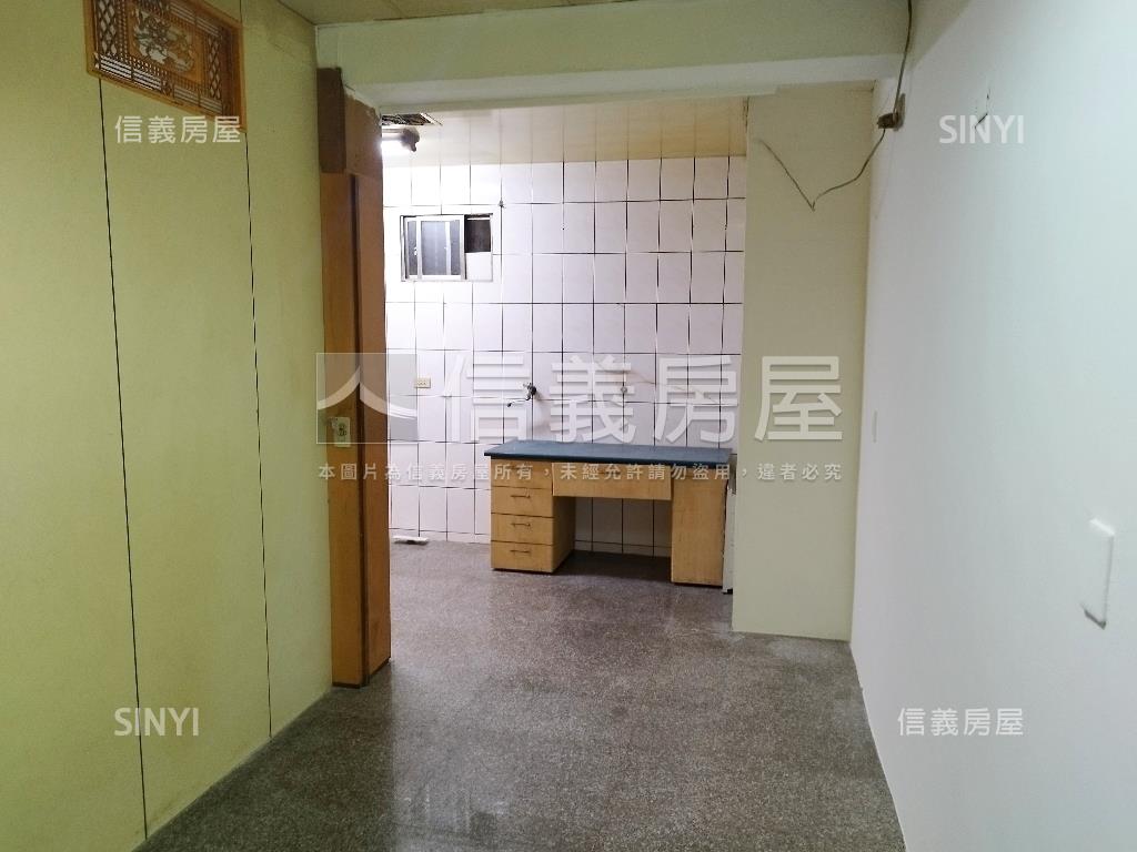 ＬＢ１２捷運黃金一樓房屋室內格局與周邊環境