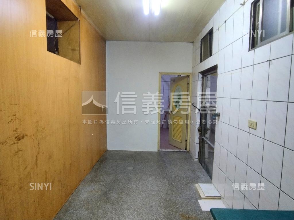 ＬＢ１２捷運黃金一樓房屋室內格局與周邊環境