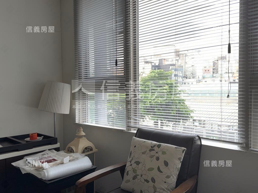 索蘭朵。面紅樓邊間兩房房屋室內格局與周邊環境