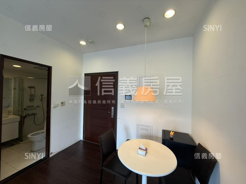 索蘭朵。面紅樓邊間兩房房屋室內格局與周邊環境