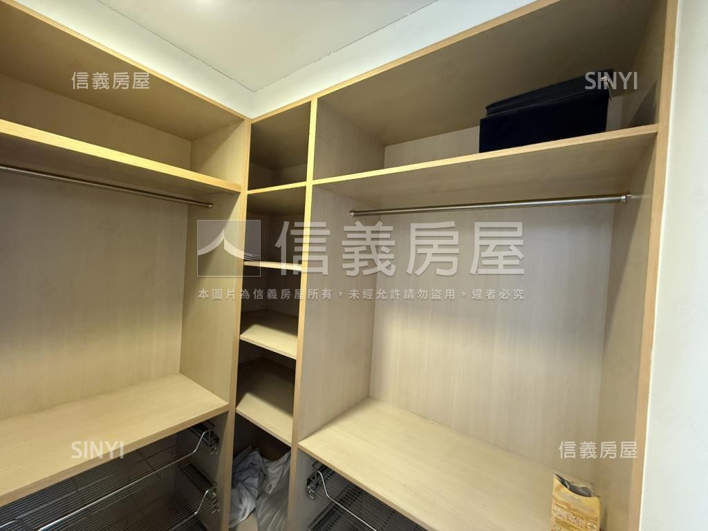 索蘭朵。面紅樓邊間兩房房屋室內格局與周邊環境